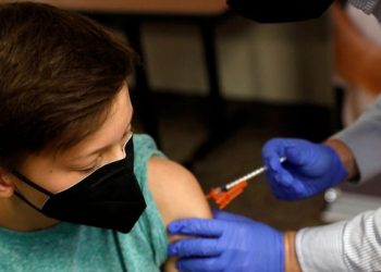 Ritmo de vacunación en niños se triplica a la de los adultos en EU
