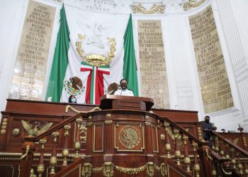 Comparece ante el Congreso capitalino la secretaria de salud local Oliva López