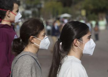 Aún no hay indicios de que la Ómicron genere más casos graves de COVID, asegura la OMS