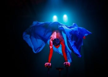 Claudia Magún: Paracaídas una metáfora corporal que descubre la búsqueda del equilibrio emocional en el ser humano