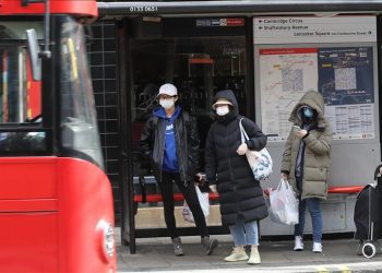 Reino Unido apuesta por mascarillas y más vacunas contra variante ómicron