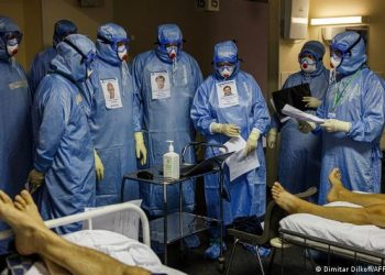 En Rusia, bajan casos de COVID-19 pero muertes continúan rompiendo récord