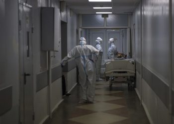 Rusia registra su cifra más baja de muertos por COVID en un mes