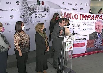 Defienden senadores de Morena, gobierno esplendido e imparable de AMLO, ponen manta en el salón de plenos