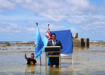Ministro de Tuvalu se mete al agua para presentar su discurso en la COP26