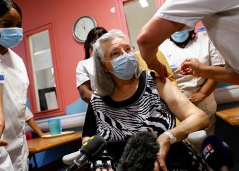 Tercera dosis de vacuna anticovid para mayores de 65 años será necesaria en Francia