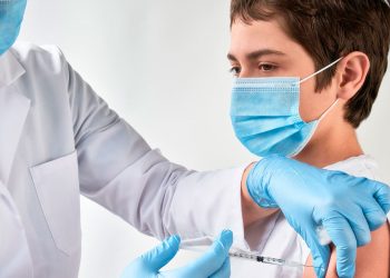 Vacunar a niños contra la COVID es beneficioso pero poco urgente, indica la OMS