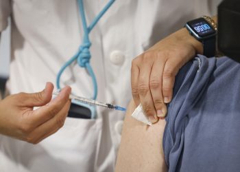 OMS pide acelerar la vacunación ante el alto riesgo que presenta variante Ómicron
