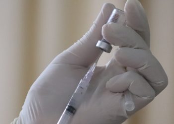 Por aumento de casos de COVID en Europa, EMA pide ampliar cobertura de vacunación