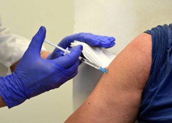 Gobierno de Biden ordena vacunación obligatoria a 100 trabajadores de empresas privadas