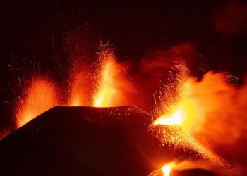 La lava del volcán de La Palma sigue cayendo al mar ya ocupa 41 hectáreas desde la orilla