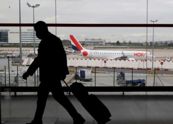 Por nueva variante, Francia cancela vuelos de África