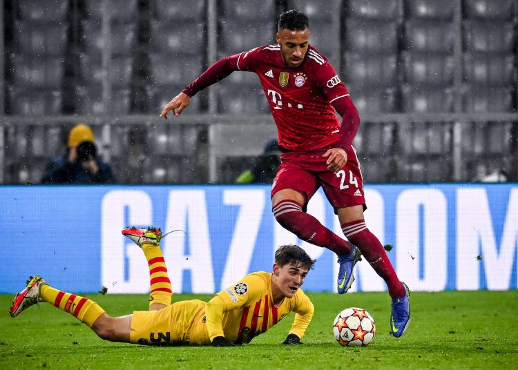 Munich (Germany), 08/12/2021.- Barcelona's Gavi (L) in action against Bayern's Corentin Tolisso (R) during the UEFA Champions League Group E soccer match between FC Bayern Muenchen and FC Barcelona at Allianz Arena in Munich, Germany, 08 December 2021. (Liga de Campeones, Alemania) EFE/EPA/PHILIPP GUELLAND