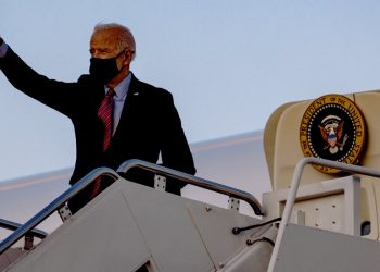 Biden da negativo por covid tras viaje con funcionario que resultó infectado
