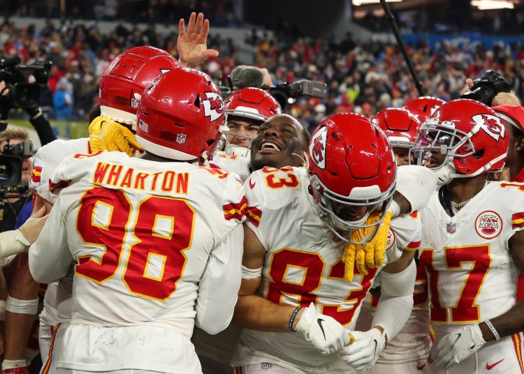 Inglewood (United States), 16/12/2021.- Kansas City Chiefs tight end Travis Kelce is congratulated by teammates after scoring the game winning touchdown during overtime of the NFL American football game between the Kansas City Chiefs and Los Angeles Chargers at SoFi Stadium in Inglewood, California, USA, 16 December 2021. (Estados Unidos) EFE/EPA/CAROLINE BREHMAN