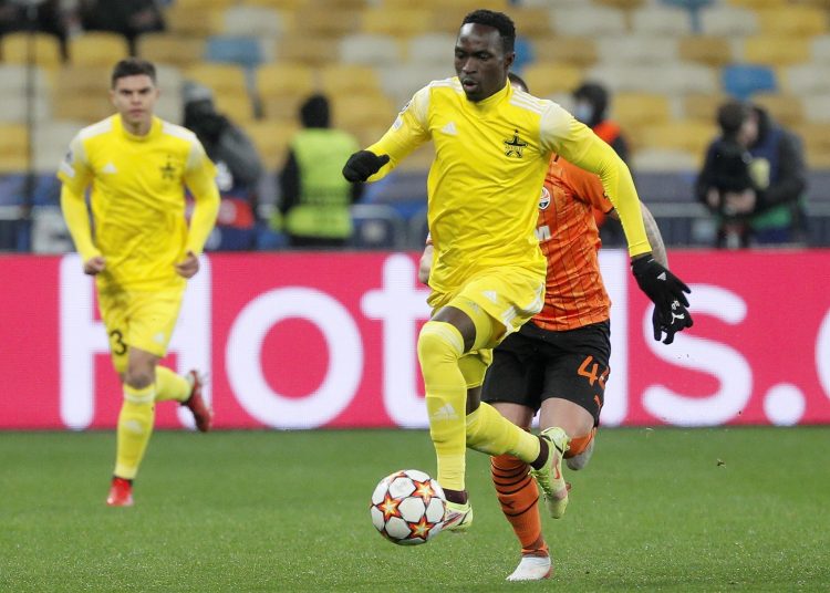 Kiev (Ukraine), 07/12/2021.- Adama Traore (front) of Sheriff in action during the UEFA Champions League group D soccer match between Shakhtar Donetsk and Sheriff Tiraspol in Kiev, Ukraine, 07 December 2021. (Liga de Campeones, Ucrania) EFE/EPA/Sergey Dolzhenko