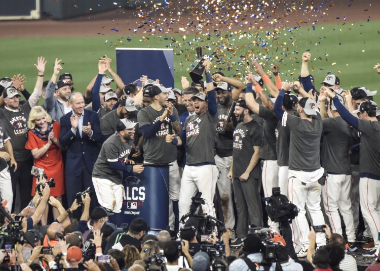 Houston (United States), 22/10/2021.- The Houston Astros celebrate after defeating the Boston Red Sox to win the MLB American League Championship Series at Minute Maid Park in Houston, Texas, USA, 22 October 2021. The Astros defeated the Red Sox and will face the National League champions in the World Series. (Liga de Campeones, Estados Unidos) EFE/EPA/KEN MURRAY