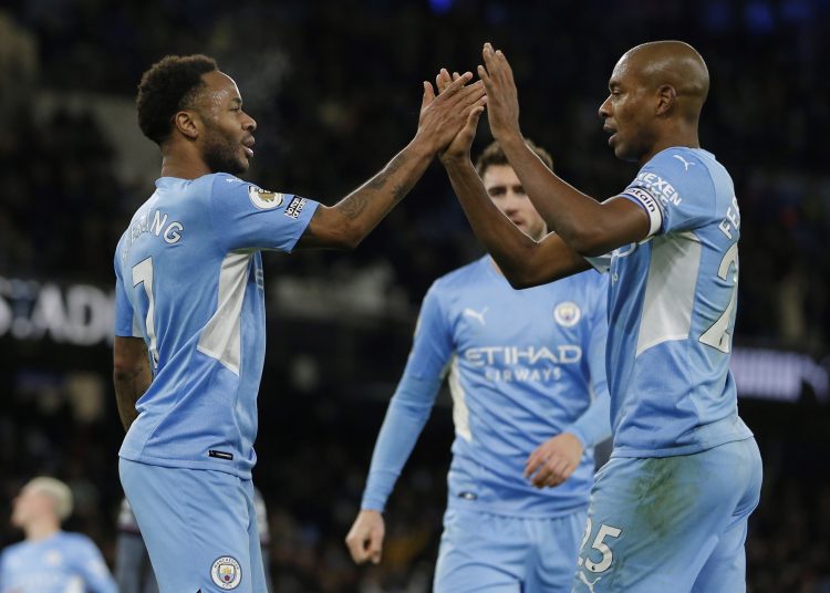 Manchester (United Kingdom), 26/12/2021.- Manchester City's Raheem Sterling (L) celebrates with teammates after scoring the 6-3 goal during the English Premier League match between Manchester City and Leicester City in Manchester, Britain, 26 December 2021. (Reino Unido) EFE/EPA/MAGI HAROUN EDITORIAL USE ONLY. No use with unauthorized audio, video, data, fixture lists, club/league logos or 'live' services. Online in-match use limited to 120 images, no video emulation. No use in betting, games or single club/league/player publications