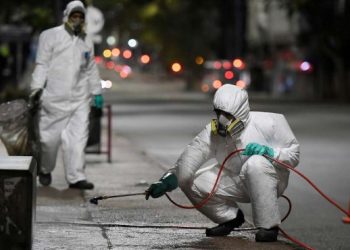 Sujetos asaltan banco de la CDMX vestidos con trajes de sanitización