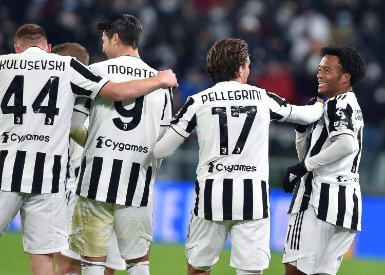 Turin (Italy), 05/12/2021.- Juventus' Juan Cuadrado (R) celebrates with teammates after scoring the 1-0 lead during the Italian Serie A soccer match between Juventus FC and Genoa FC in Turin, Italy, 05 December 2021. (Italia, Génova) EFE/EPA/ALESSANDRO DI MARCO