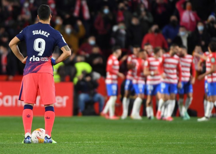 GRANADA, 22/12/2021.- El delantero uruguayo del Atlético Luis Suárez (i) reacciona tras encajar el 2-1 durante el partido de la jornada 9 de LaLiga Santander entre el Granada CF y el Atlético de Madrid, este miércoles en el estadio de Los Cármenes en Granada. EFE/Miguel Ángel Molina