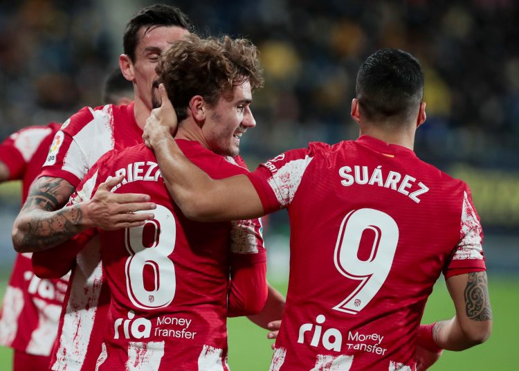 CÁDIZ, 28/11/2021.- El delantero francés del Atlético de Madrid, Antoine Griezmann (c) celebra el segundo gol de su equipo, durante el partido de Liga que enfrenta al Cádiz CF y al Atlético de Madrid en el estadio Nuevo Mirandilla. EFE/Román Ríos.