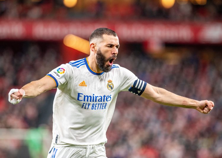 BILBAO, 22/12/2021.- El delantero francés del Real Madrid Karim Benzema celebra tras marcar el 0-1 durante el partido de Liga en Primera División entre Athletic Club y Real Madrid disputado este miércoles en el estadio de San Mamés, en Bilbao. EFE/Javier Zorrilla