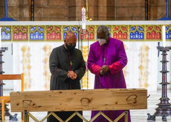 Cientos de sudafricanos desfilan para despedir a Desmond Tutu