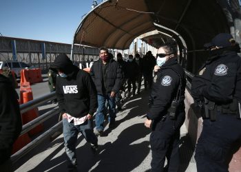 Migrantes a la deriva entre México y E.U