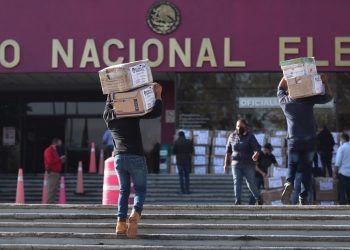 Seguidores de López Obrador entregan más firmas para consulta de revocación