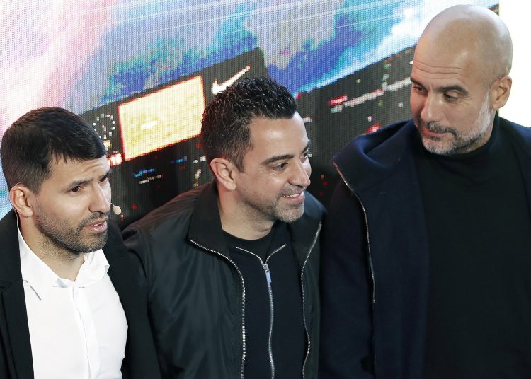 GRAFCAT784. BARCELONA (ESPAÑA), 15/12/2021.-  El delantero argentino Sergio 'Kun' Agüero (i) junto al entrenador del FC Barcelona, Xavier Hernández (c) y el del Mánchester City, Pep Guardiola (d) durante la rueda de prensa en la que ha anunciado este miércoles, a los 33 años de edad, su retirada del fútbol profesional debido a la arritmia cardíaca que sufrió el pasado 30 de octubre en el partido que el FC Barcelona, su último club como jugador en activo, que disputó contra el Alavés. EFE/Andreu Dalmau