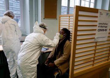 La quinta ola acelera en Francia con casi 60 mil nuevos casos