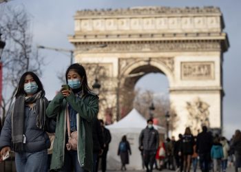Francia contabiliza más de 206 mil contagios en un día