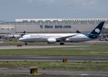 Vuela bajo Aeroméxico. Se desploma en la BMV