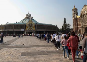 Peregrinos llegan a la Basílica de Guadalupe en víspera de festejos 