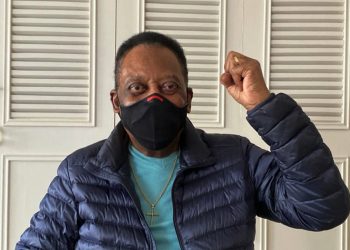 Pelé es hospitalizado para continuar tratamiento