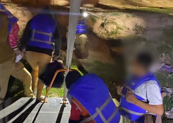 Autoridades rescatan a cinco migrantes de las aguas del río Bravo