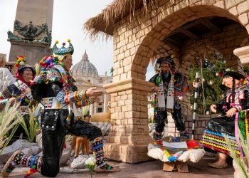 Nacimiento artesano llegado del Perú brilla en el Vaticano