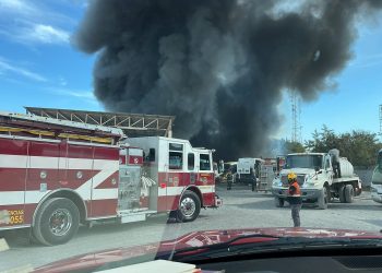 Se registra fuerte incendio en pensión de autobuses en Nuevo León