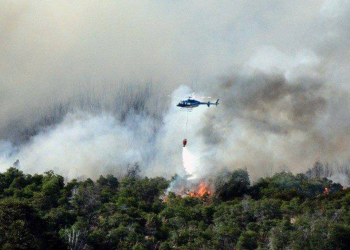 Dos muertos al caer helicóptero que combatía incendios en Patagonia argentina