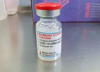 Dosis de refuerzo de vacuna Moderna aumenta protección frente a ómicron
