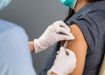 Vacunados pueden contraer covid debido a naturaleza transmisible de ómicron