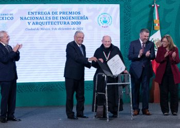 López Obrador entrega e los Premios Nacionales de Ingeniería y Arquitectura 2020