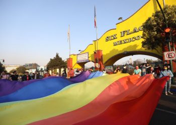 Celebran “besotón” contra discriminación en parque de atracciones