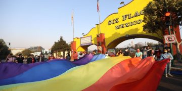 Celebran “besotón” contra discriminación en parque de atracciones