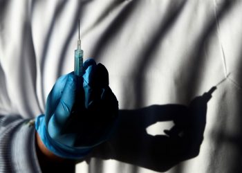 Comité científico de EU aconseja dosis de Pfizer y Moderna en lugar de J&J