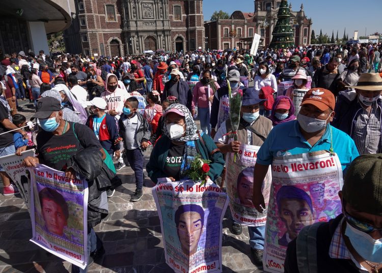 MEX1596. CIUDAD DE MÉXICO (MÉXICO), 26/12/2021.- Padres y familiares de los normalistas desaparecidos en Ayotzinapa, asisten hoy domingo a la Basílica de Guadalupe, en Ciudad de México. Cientos de activistas y familiares de los 43 estudiantes mexicanos desaparecidos de Ayotzinapa protestaron este domingo en la Basílica de Guadalupe, donde oraron por el fin de la impunidad al cumplirse 87 meses del caso. EFE/Madla Hartz