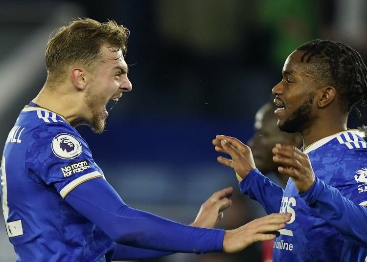 Leicester (United Kingdom), 28/12/2021.- Leicester's Kiernan Dewsbury-Hall (L) and Ademola Lookman (R) celebrate winning the English Premier League match between Leicester City and Liverpool FC in Leicester, Britain, 28 December 2021. (Reino Unido) EFE/EPA/TIM KEETON EDITORIAL USE ONLY. No use with unauthorized audio, video, data, fixture lists, club/league logos or 'live' services. Online in-match use limited to 120 images, no video emulation. No use in betting, games or single club/league/player publications