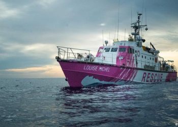 Una mujer embarazada entre los evacuados de barco humanitario en el Mediterráneo