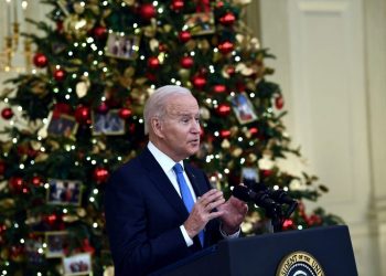 Biden y la primera dama visitan un hospital para niños en Nochebuena
